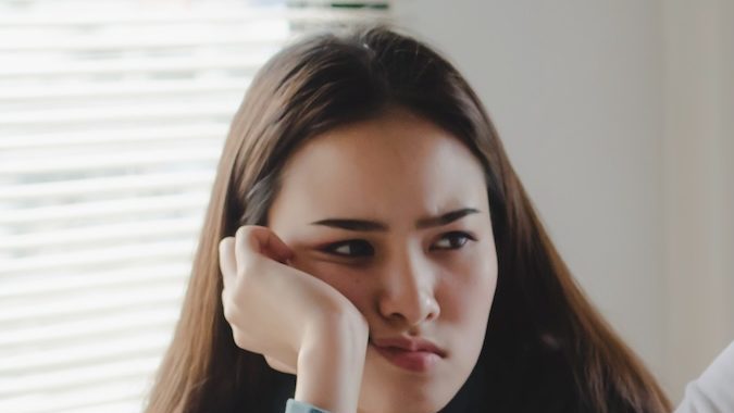 Pareja joven estresada con tarjeta de crédito y preocupada por las facturas.