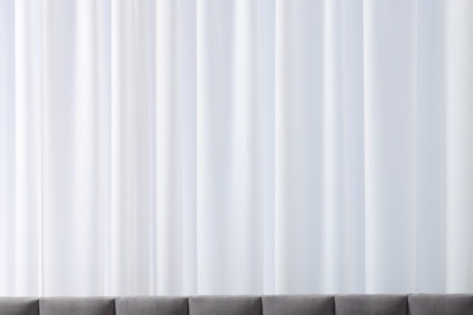 Mujer cambia el edredón de su cama.