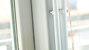 Mujer descansa plácidamente en su cama.