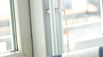 Mujer descansa plácidamente en su cama.