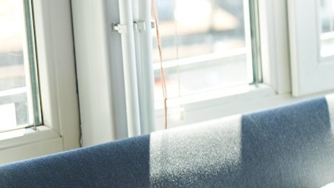 Mujer descansa plácidamente en su cama.