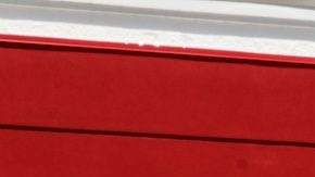 Carrito de compras frente a la fachada de una tienda Target.