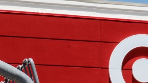 Carrito de compras frente a la fachada de una tienda Target.