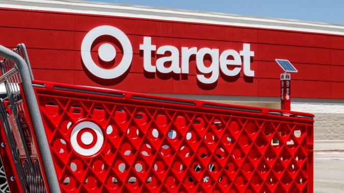 Carrito de compras frente a la fachada de una tienda Target.