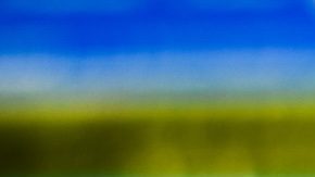 Mano muestra en un teléfono móvil el logo de Walmart.