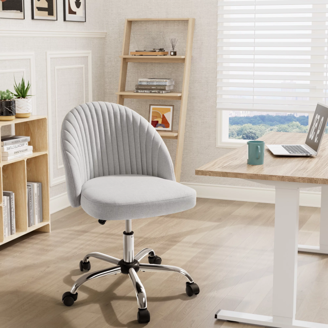 Sillas de oficina en casa Furmax con altura ajustable.