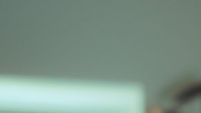 Mujer revisa su cuenta del IRS sorprendida de las penalizaciones recibidas.