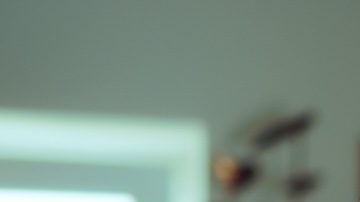 Mujer revisa su cuenta del IRS sorprendida de las penalizaciones recibidas.