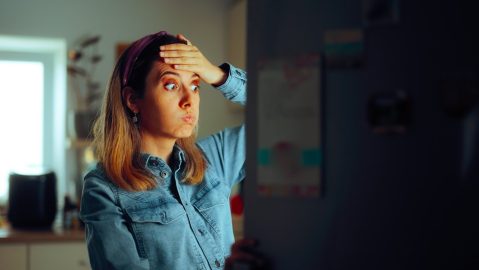 Mujer revisa su cuenta del IRS sorprendida de las penalizaciones recibidas.