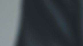 Manos de hombre sostienen una bolsa de dinero que representa un préstamo de emergencia.