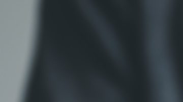 Manos de hombre sostienen una bolsa de dinero que representa un préstamo de emergencia.