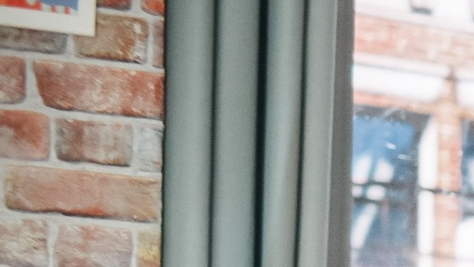 Pareja sentada en su sala ve como entra agua desde el techo.