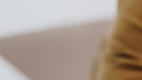 Hombre triste con los ojos cerrados tumbado en la mesa tras ver su puntaje crediticio.