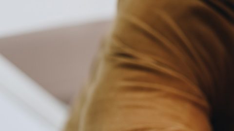 Hombre triste con los ojos cerrados tumbado en la mesa tras ver su puntaje crediticio.