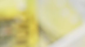 El hombre sostiene una barra de oro sobre un fondo de billetes de dinero.