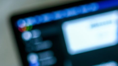 Vista de cerca de la mano con un teléfono inteligente y el logotipo de Spotify en pantalla.