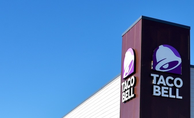 Exterior del restaurante de comida rápida Taco Bell, Fayetteville, Carolina del Norte.