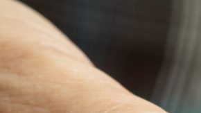 Hombre que tiene varias tarjetas de crédito en la mano.