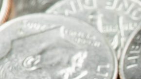 Monedas de 10 centavos de dólar estadounidense.