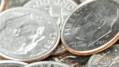 Monedas de 10 centavos de dólar estadounidense.