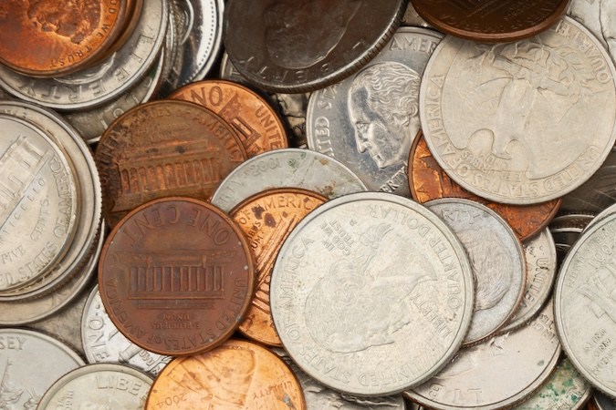 Colección de monedas de centavos de varias denominaciones.