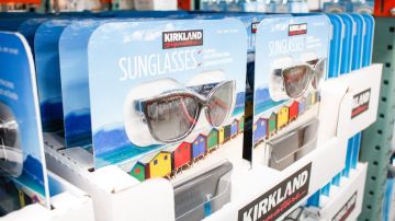 Una vista de varios paquetes de gafas de sol Kirkland Signature, en exhibición en un Costco local.