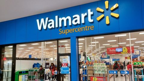 Cartel frontal del logotipo de la súper tienda Walmart en América.