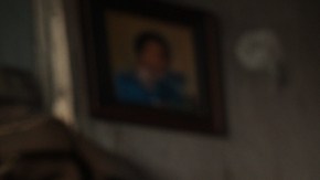 Persona cuenta dinero en Estados Unidos