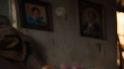 Persona cuenta dinero en Estados Unidos