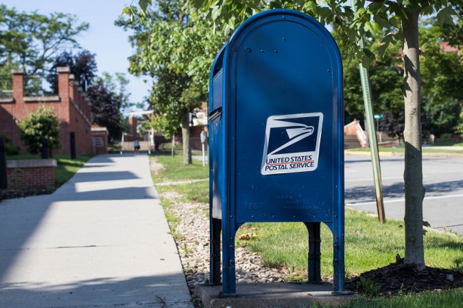Buzón de USPS al lado de la acera.
