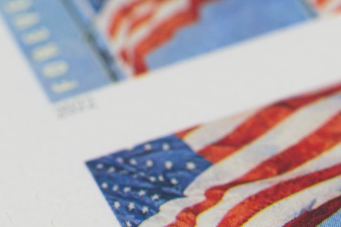 Primer plano de sellos de USPS con bandera.