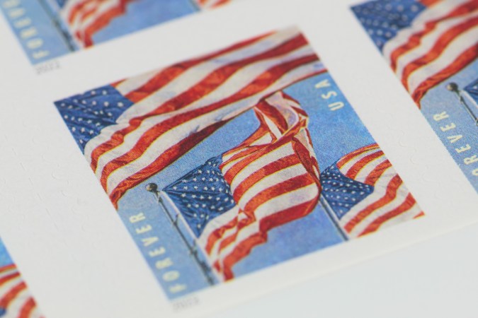 Primer plano de sellos de USPS con bandera.