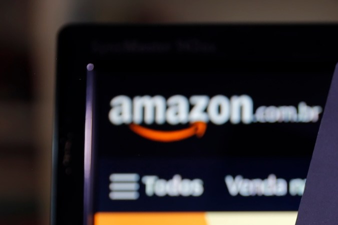 Tarjeta de crédito con el logotipo de Amazon Prime Mastercard, imagen editorial ilustrativa.