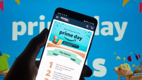 Instrucciones de Amazon Prime Day sobre cómo comprar cómo un profesional en un teléfono celular.