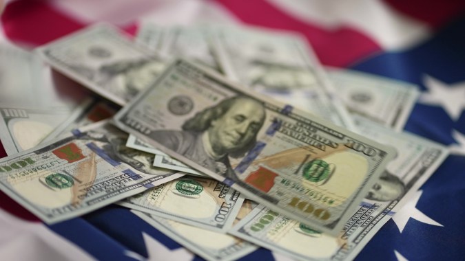 Dólares con la bandera estadounidense