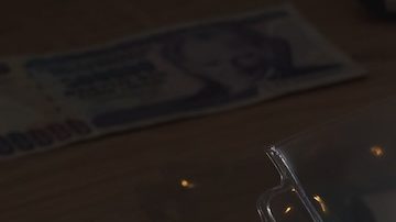 La mujer sostiene un conjunto de viejos dólares coleccionables en los bolsillos.