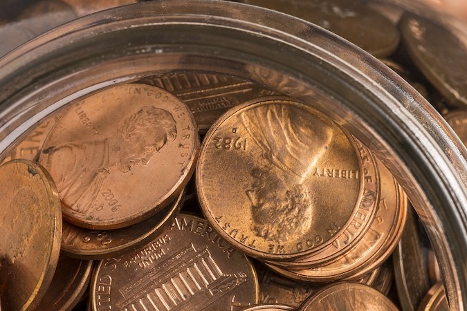 Frasco con centavos de Estados Unidos.