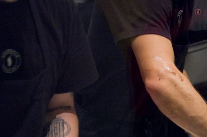 Trabajadores preparan burritos en un Chipotle Mexican Grill en Midtown en Nueva York.