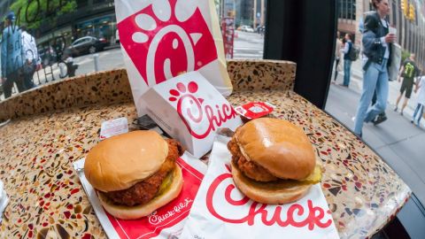 Un clásico sándwich de pollo Chick-Fil-A y un sándwich de pollo picante en un restaurante Chick-Fil-A en Nueva York.