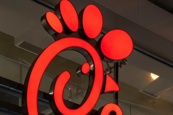 Cartel del restaurante Chick-fil-A en la noche en Toronto, Canadá.