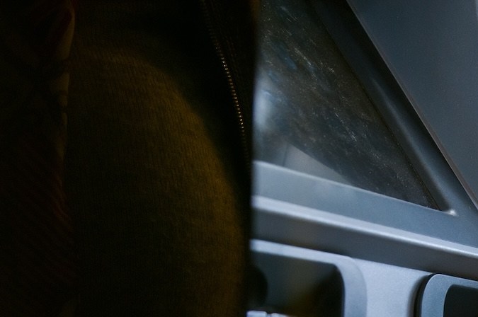 Señora usando cajero automático para retirar su dinero.