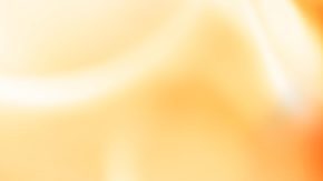 Tarjeta de crédito bancaria en llamas sobre fondo blanco.