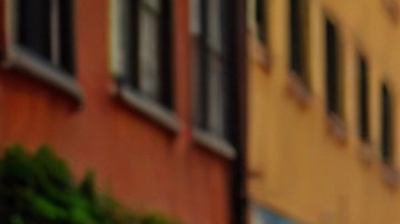 Alcancía dentro de un carrito de compras con flores.