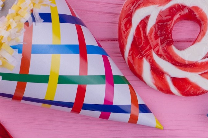 Decoraciones variadas para fiesta de cumpleaños. Adornos para fiestas, silbatos y complementos de bricolaje. Concepto de organización de vacaciones.