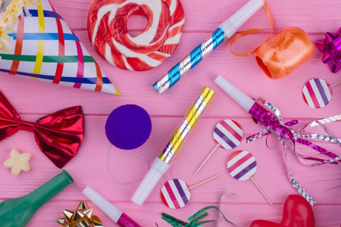 Decoraciones variadas para fiesta de cumpleaños. Adornos para fiestas, silbatos y complementos de bricolaje. Concepto de organización de vacaciones.
