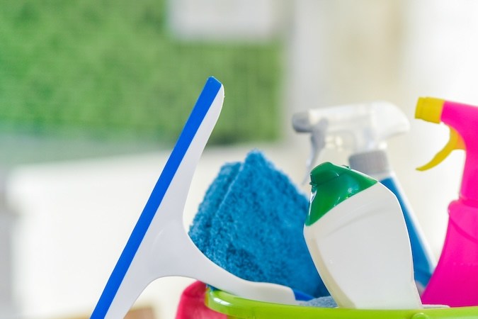 Balde o cesta con artículos de limpieza para lavar o limpiar la casa.