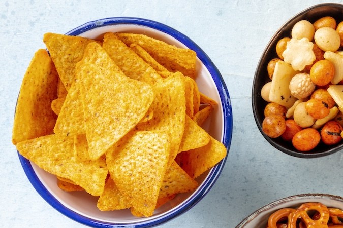 Una variedad de aperitivos crujientes, plano cenital.
