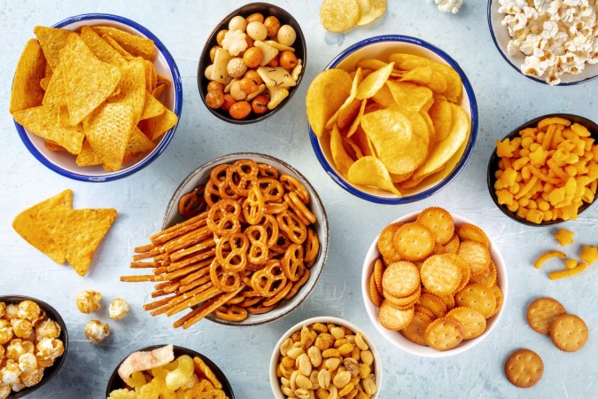 Una variedad de aperitivos crujientes, plano cenital.