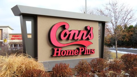 Anuncio de Conn's Home Plus en un día frío y nevado.