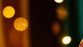 Alcancías con monedas de oro representando las cuentas bancarias conjuntas.